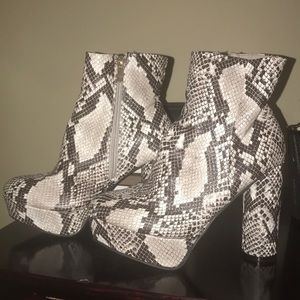 Bamboo snake skin print booties! Size 7
